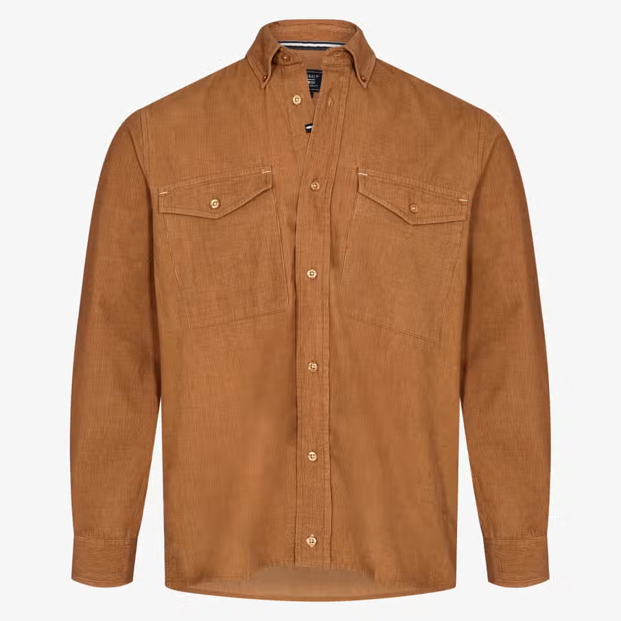 Een 100% katoenen bruin corduroy (geribbeld) overhemd met knoopsluiting en twee borstzakken.