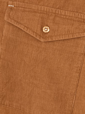 Een 100% katoenen bruin corduroy (geribbeld) overhemd met knoopsluiting en twee borstzakken.