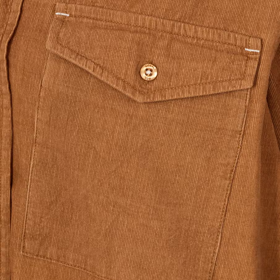 Een 100% katoenen bruin corduroy (geribbeld) overhemd met knoopsluiting en twee borstzakken.
