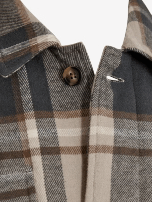De topkwaliteit iJesse Flannel jas met kraag voor extra warmte en stijl.