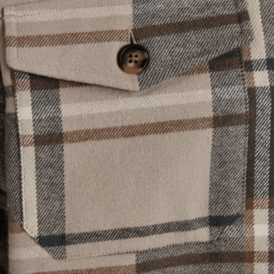 Ontdek deze topkwaliteit Flannel jas met een handige en stijlvolle borstzak, een perfecte combinatie van functionaliteit en mode.