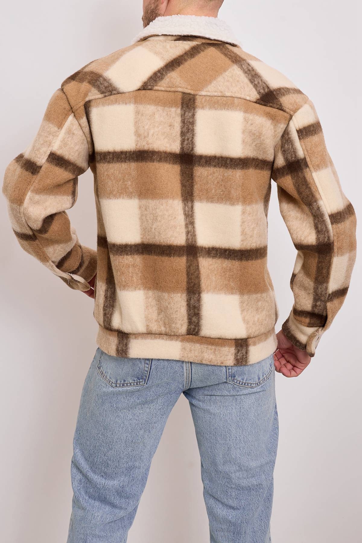 Stoer en eigentijds beige/bruin jack met een moderne uitstraling.