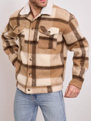 Stoer en eigentijds beige/bruin jack met een moderne uitstraling.