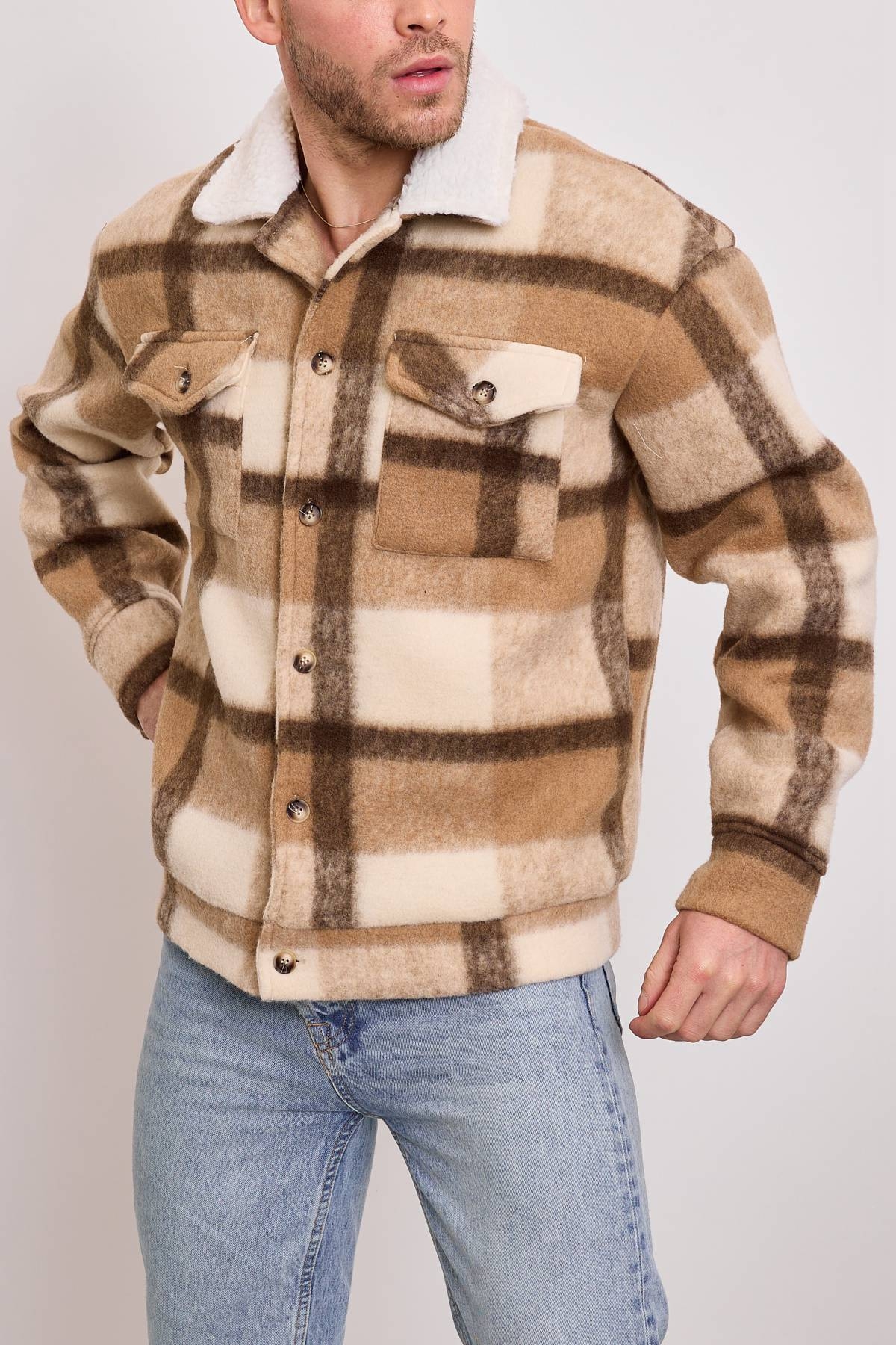 Stoer en eigentijds beige/bruin jack met een moderne uitstraling.