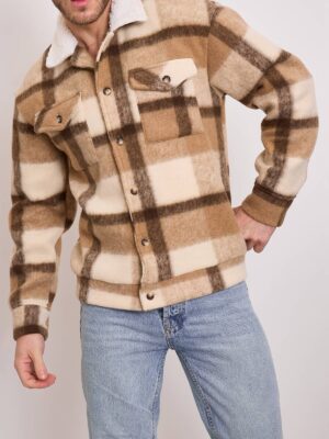 Stoer en eigentijds beige/bruin jack met een moderne uitstraling.
