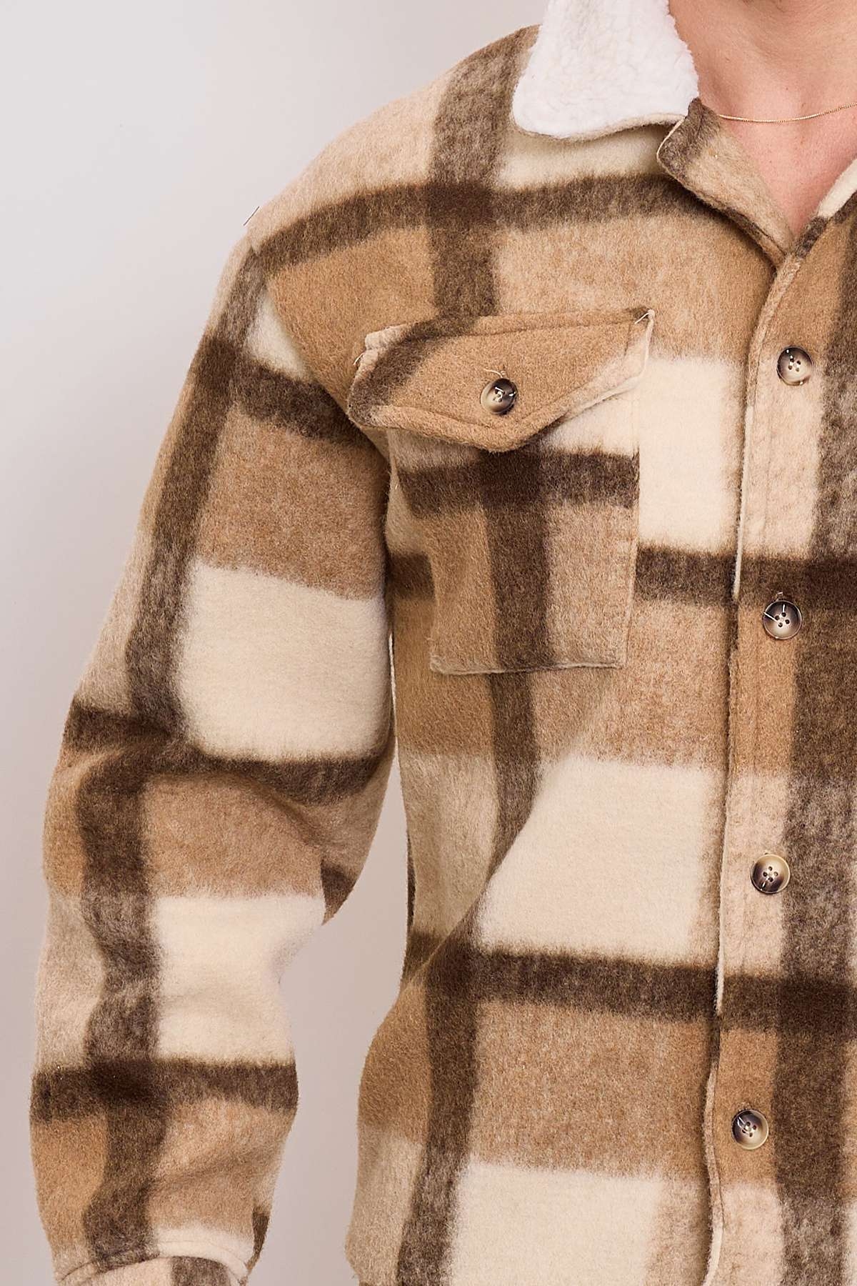 Stoer en eigentijds beige/bruin jack met een moderne uitstraling.