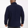 Een man draagt een robuust fleece jack