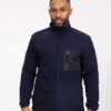 Een man draagt een robuust fleece jack