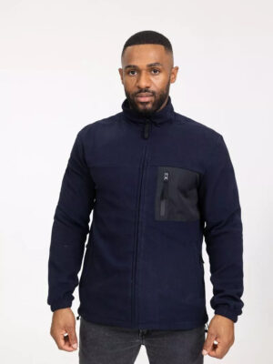 Een man draagt een robuust fleece jack