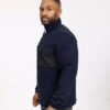 Een man draagt een robuust fleece jack