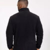 Een man draagt een robuust fleece jack
