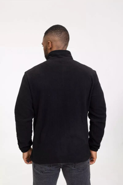 Een man draagt een robuust fleece jack