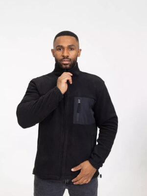 Een man draagt een robuust fleece jack