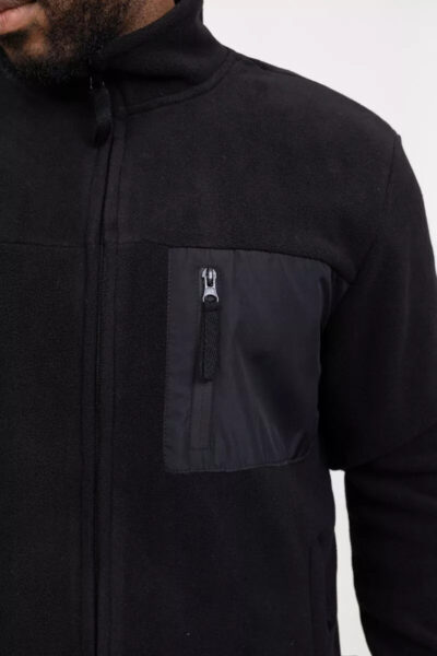Een man draagt een robuust fleece jack