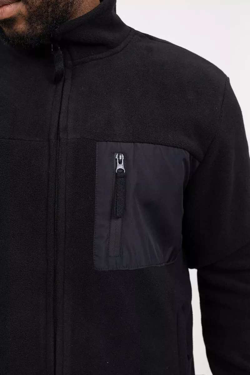 Fleece jack zwart - front 2 Een man draagt een robuust fleece jack