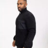 Een man draagt een robuust fleece jack
